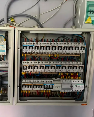 Anciens tableaux de distribution, porte ouverte
