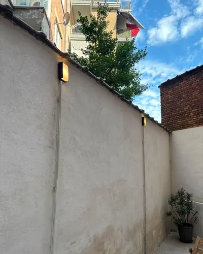 Appliques murales posées dans une cour