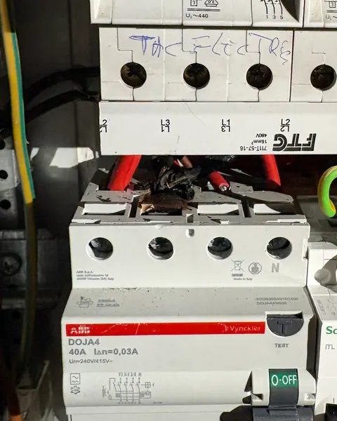Borne de différentiel carbonisée dans un tableau électrique
