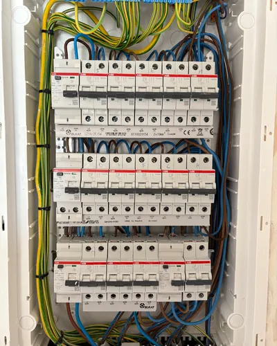 Tableau électrique neuf au câblage rangé