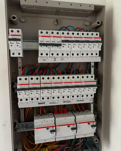 Tableau électrique neuf dans un coffret gris