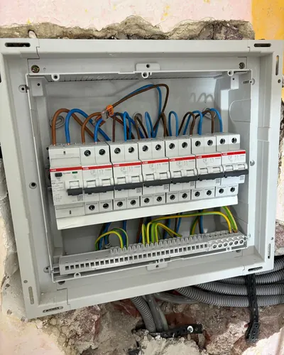 Tableau électrique encastré dans un mur en rénovation
