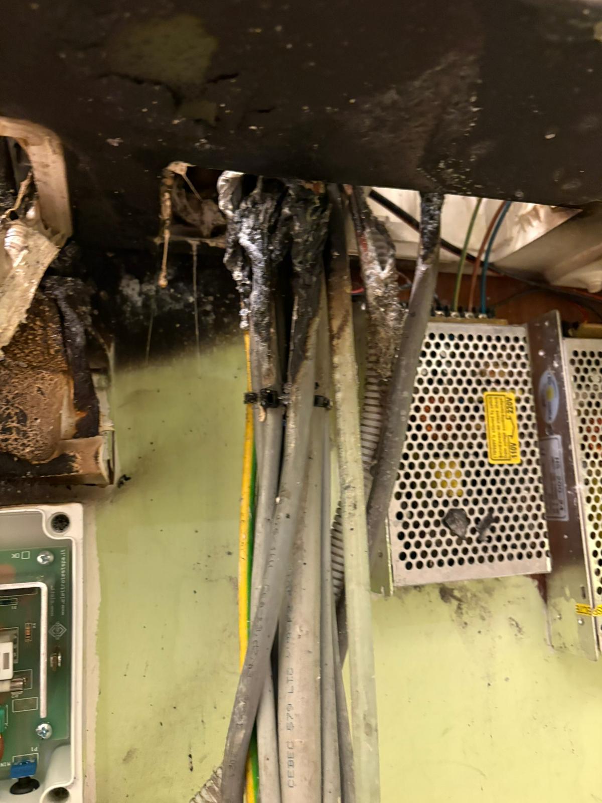Câbles électriques brûlés suite à un court-circuit, intervention d'urgence électricien Bruxelles
