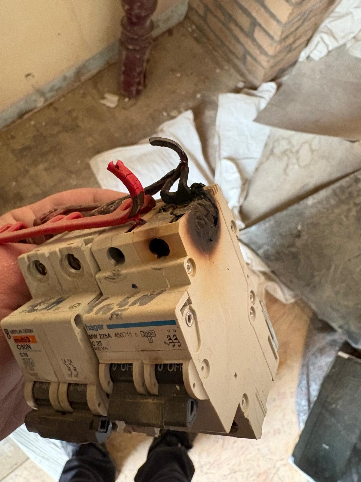Disjoncteur brûlé remplacé en urgence par Power Élite électricien Bruxelles