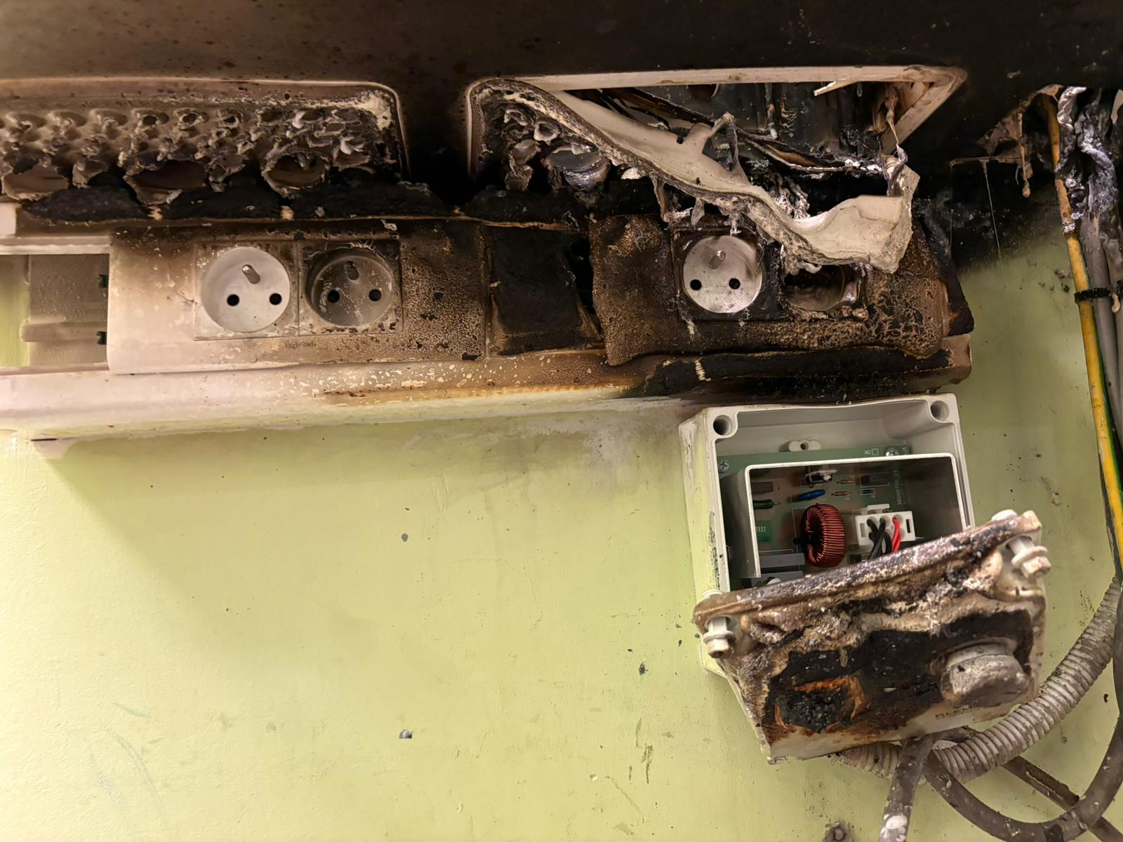 Prises électriques brûlées intervention urgente Power Élite électricien Bruxelles